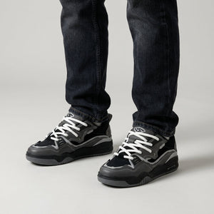 Sneakersy na grubej podeszwie, wyrazista sylwetka