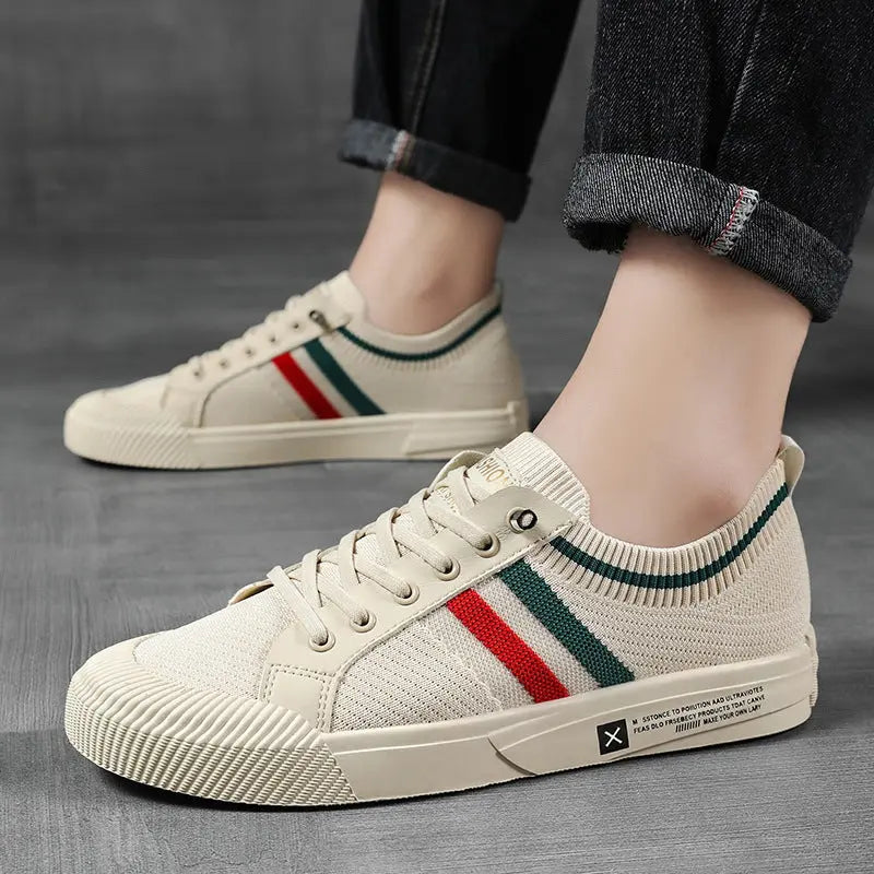 Sneakersy z motywem retro pasów, minimalistyczny profil
