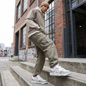Sneakersy na grubej podeszwie, wyrazista sylwetka