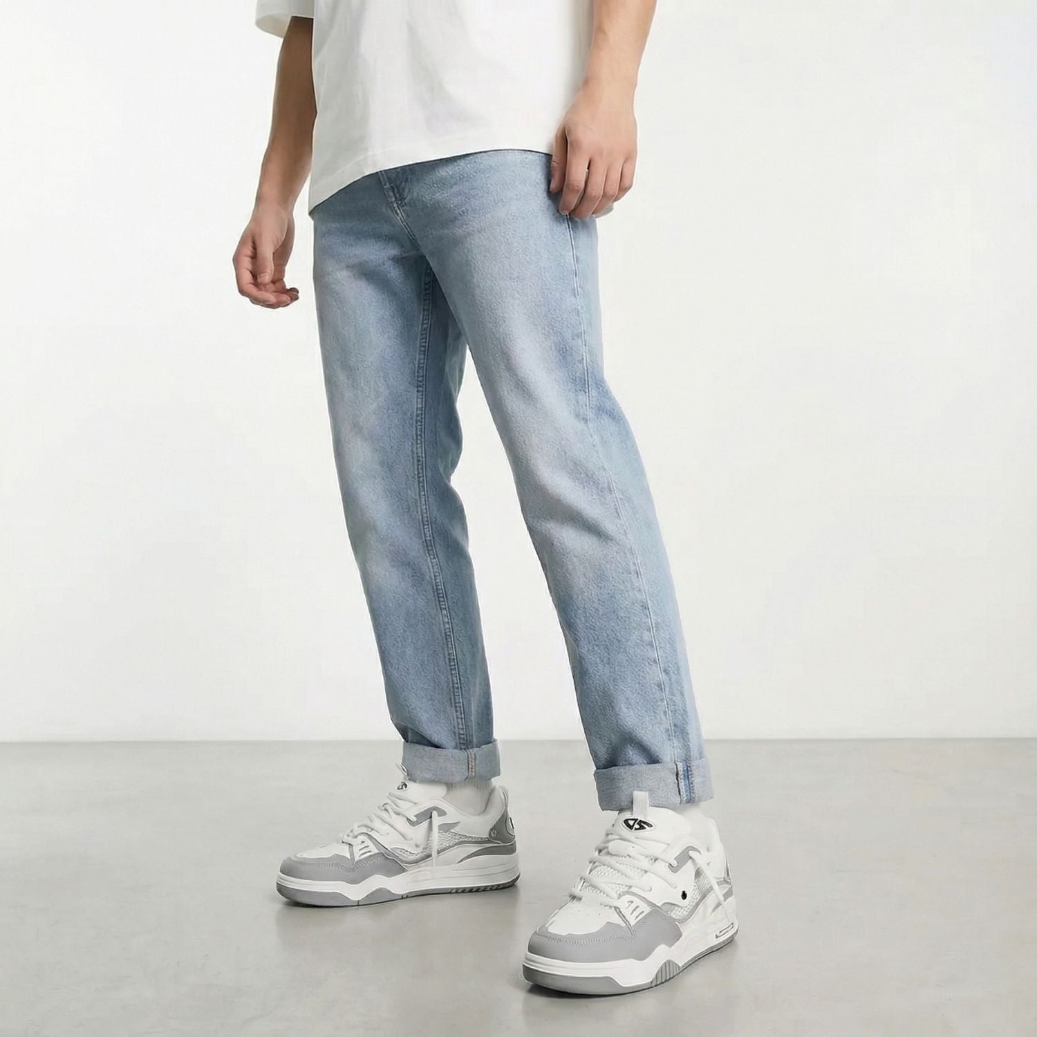 Sneakersy na grubej podeszwie, wyrazista sylwetka