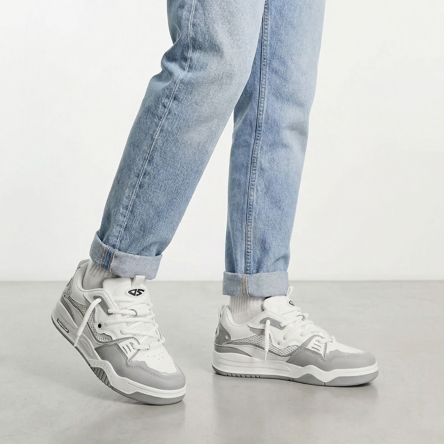 Sneakersy na grubej podeszwie, wyrazista sylwetka