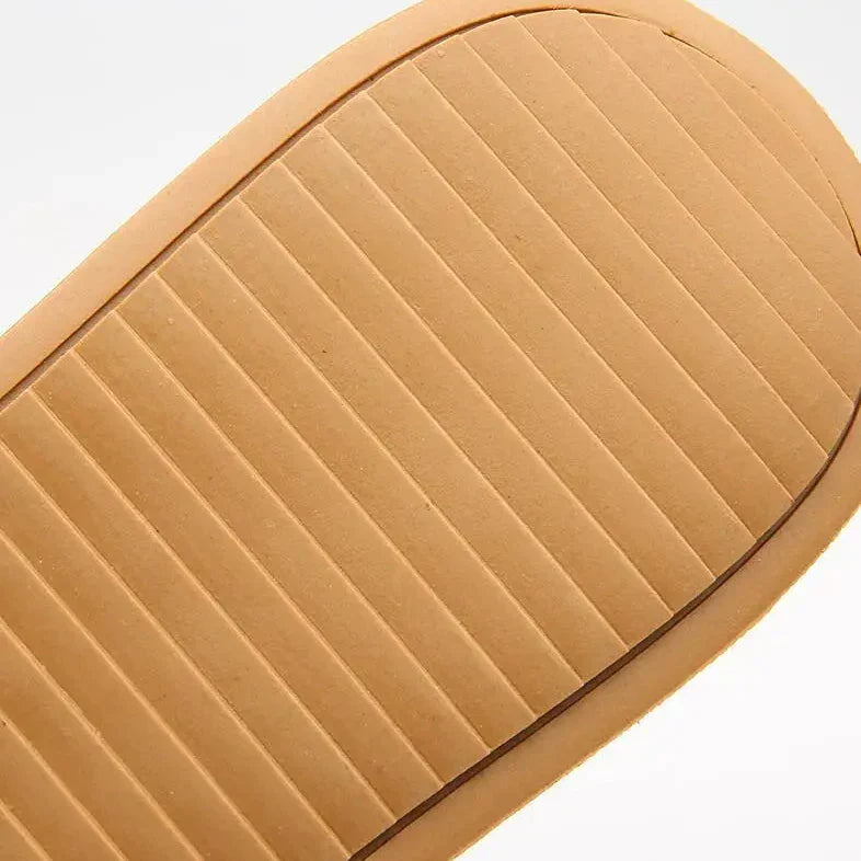 Sneakersy minimalistyczne, subtelne przeszycia