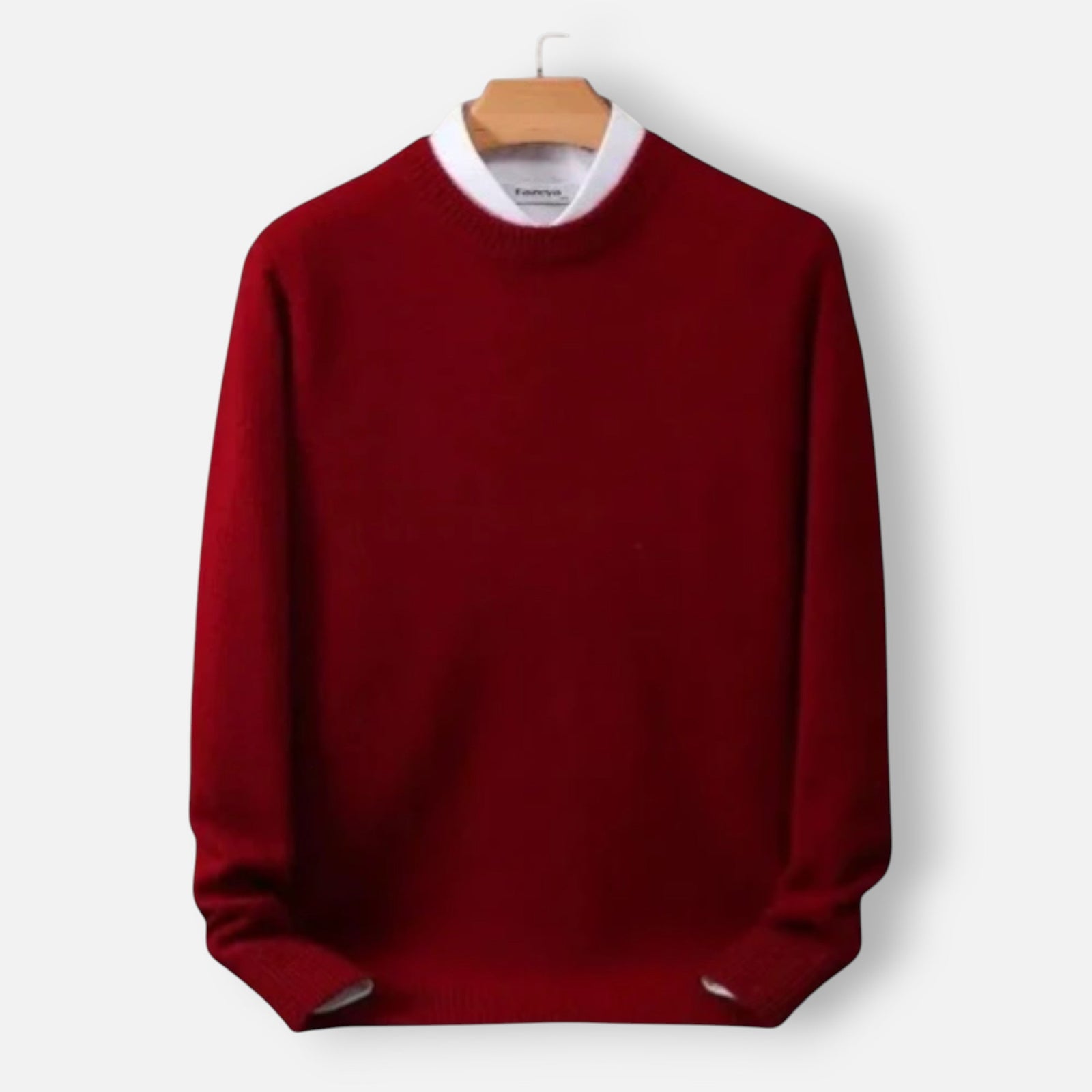 Sweter z kaszmiru o klasycznym kroju i cienkiej fakturze