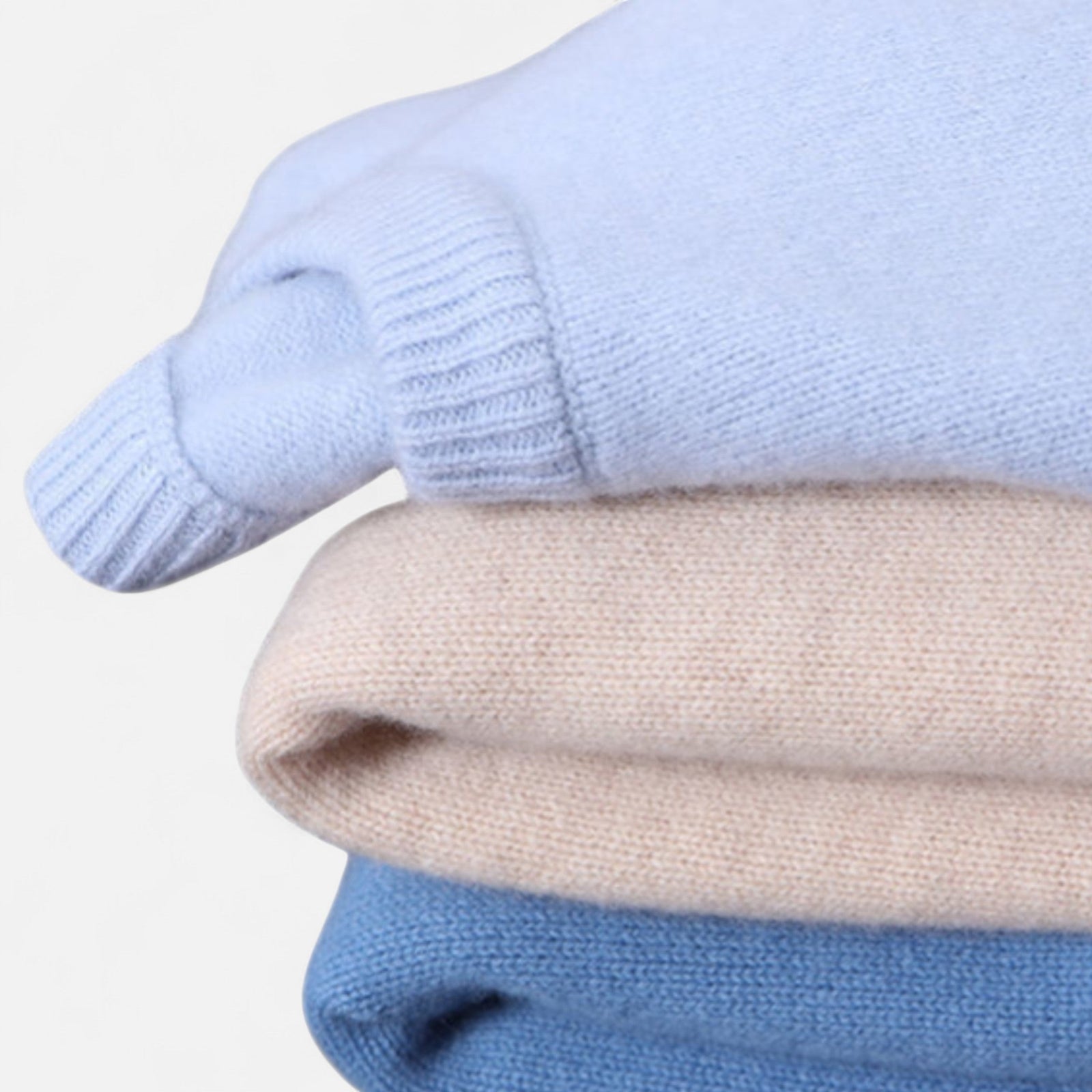 Sweter z kaszmiru o klasycznym kroju i cienkiej fakturze