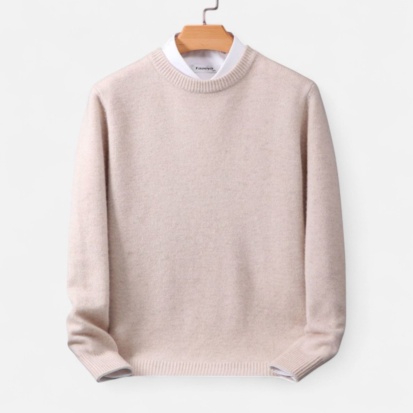 Sweter z kaszmiru o klasycznym kroju i cienkiej fakturze