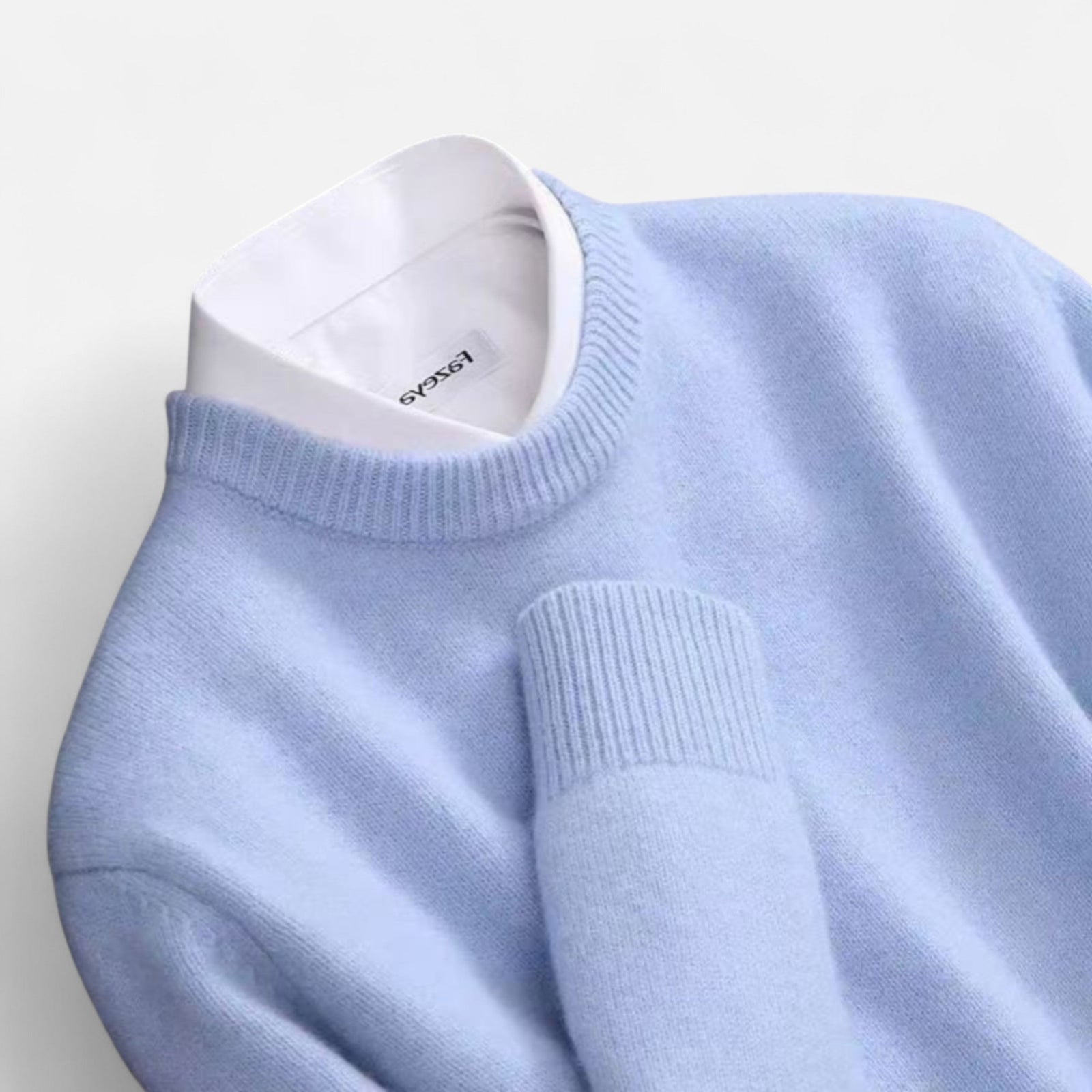 Sweter z kaszmiru o klasycznym kroju i cienkiej fakturze