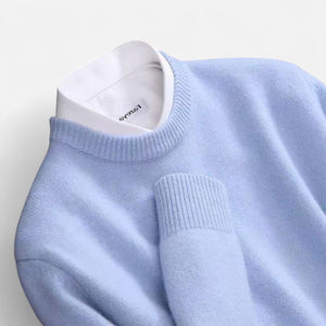 Sweter z kaszmiru o klasycznym kroju i cienkiej fakturze
