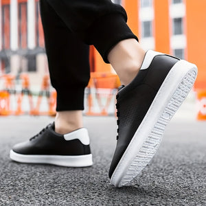 Sneakersy z perforacją, czysta i wyważona sylwetka