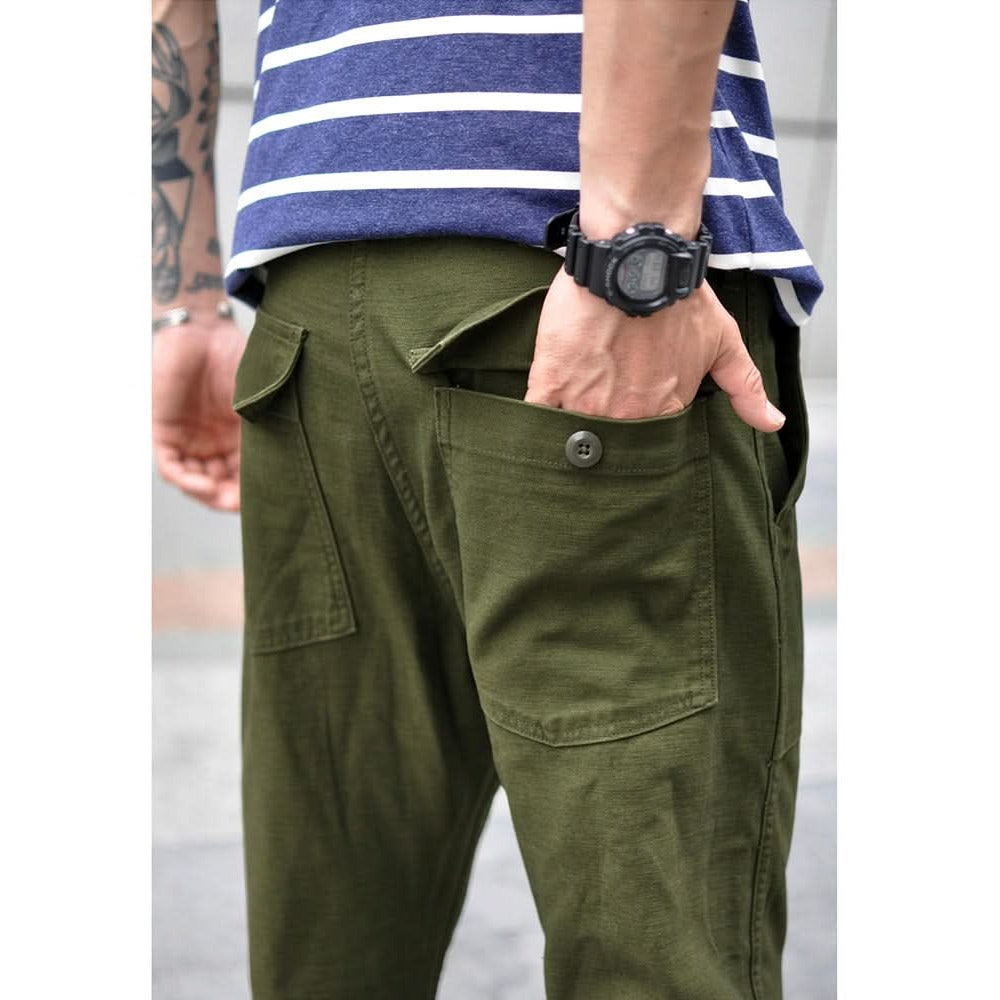 Spodnie w stylu militarnym z prostą nogawką
